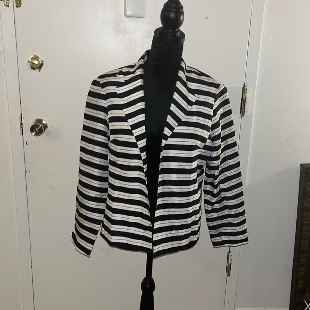 Black/White striped long sleeve blazer.
